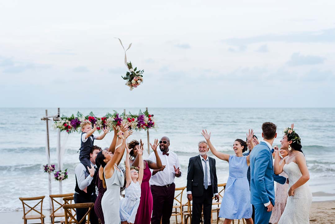 Invitados felices, novios relajados